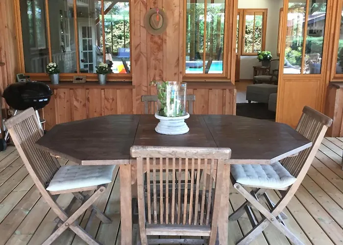 La Maison Du Las Bed & Breakfast